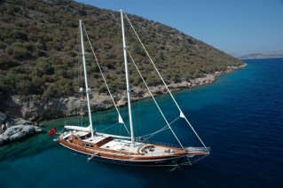 Zephyria II - at anchor.JPG